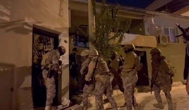 İzmir’de FETÖ’nün “güncel yapılanmasına” operasyon: 12 gözaltı