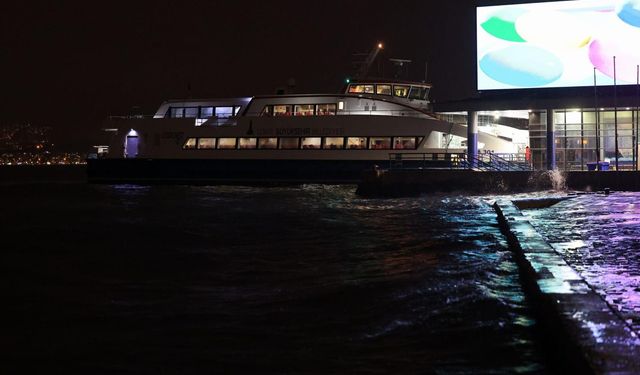 İzmir’de lodos ve yağmur körfezi taşırdı: Deniz seviyesi 85 santimetreye çıktı!