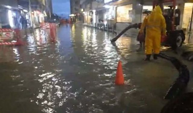 İzmir’de sağanak hayatı felç etti: Sokaklar göle döndü