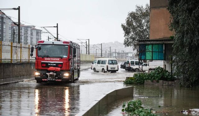 İzmir’de sağanak hayatı olumsuz etkiledi