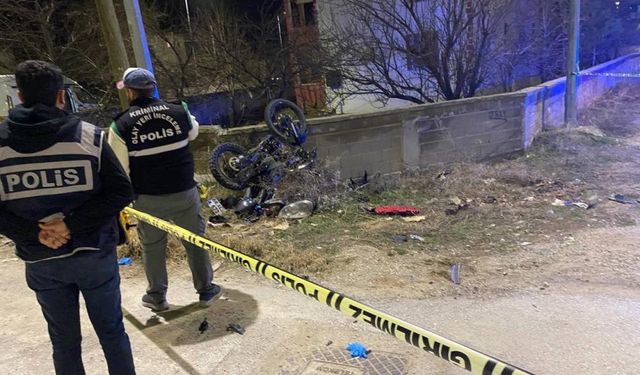 Kafa kafaya çarpışan araçlar can aldı: 1 ölü, 2 yaralı!