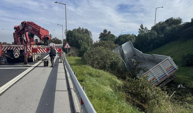 İzmir'de seyir halindeki kamyon şarampole devrildi, sürücü yaralandı