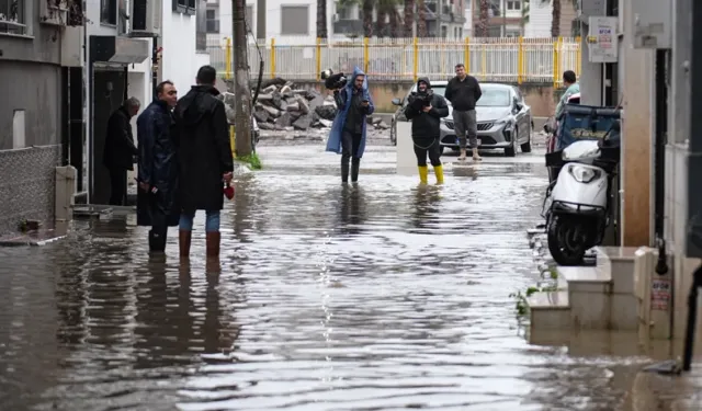 Karşıyaka'da otopark ve bodrum katları sular altında kaldı
