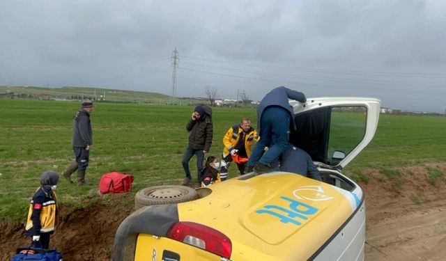 Kaygan zamin kazaya neden oldu! Kargo aracı yan yattı