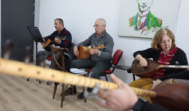 Konak’ta ücretsiz bağlama kursuna yoğun ilgi
