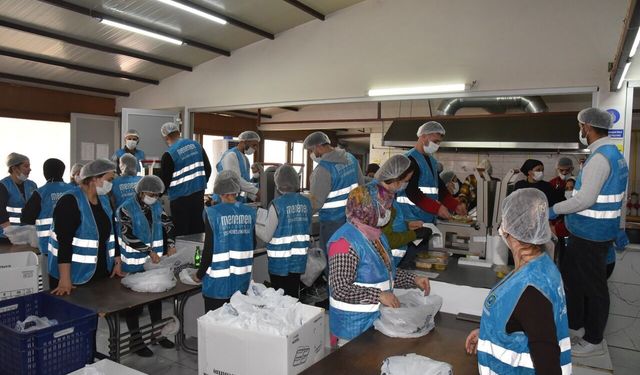 Menemen’de Ramazan sofraları 10 bin kişiye ulaşıyor