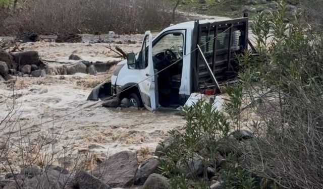 Sağanak İzmir’i vurdu! Dereyi geçmek isteyen kamyonettekiler mahsur kaldı
