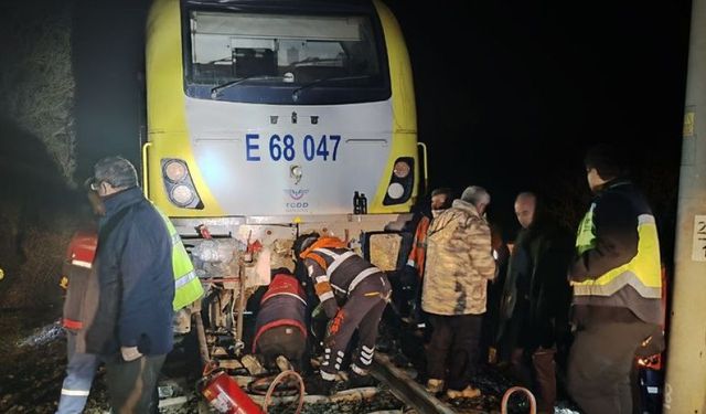 Seyir halindeki yolcu treni raydan çıktı: Bölgeye ekipler sevk edildi