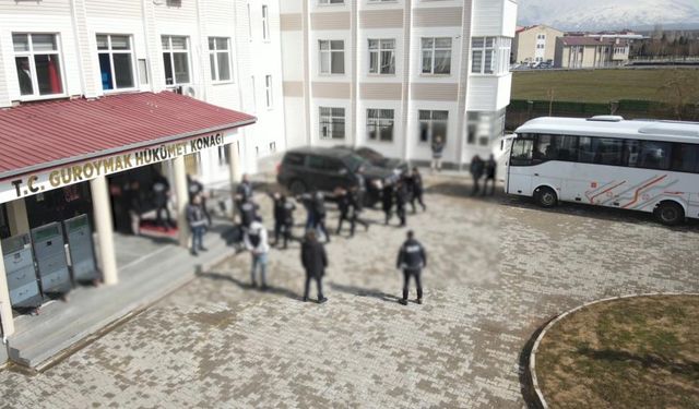 Tefecilik çetesine yönelik büyük operasyon: Çok sayıda silah ve çek ele geçirildi