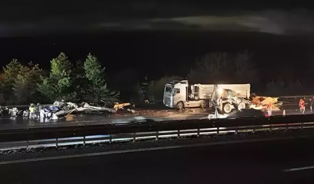 TIR ile kamyon çarpıştı: Mobilyalar yola saçıldı, trafik kilitlendi