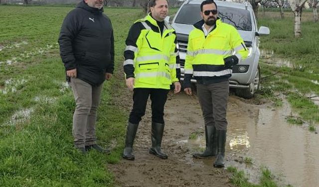 Tire’de sel felaketi: Çamura saplanan gazeteciyi ilçe başkanı kurtardı