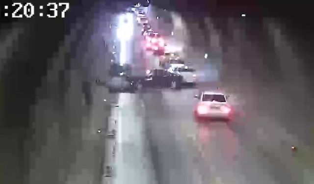 Tünelde korkutan kaza: Araçlar kafa kafaya çarpıştı...