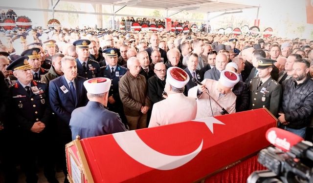 Düşen uçağın pilotu Bolat, İzmir'de toprağa verildi