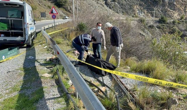 Yol kenarında kadın cesedi bulundu