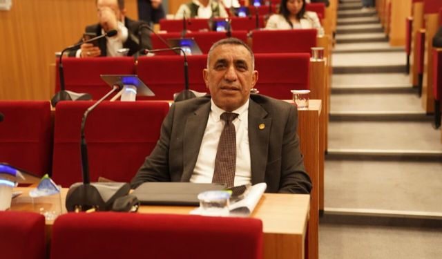 AK Partili Güzel, Büyükşehir'e sordu: Bergama'da sebze meyve hali ne zaman bitecek?