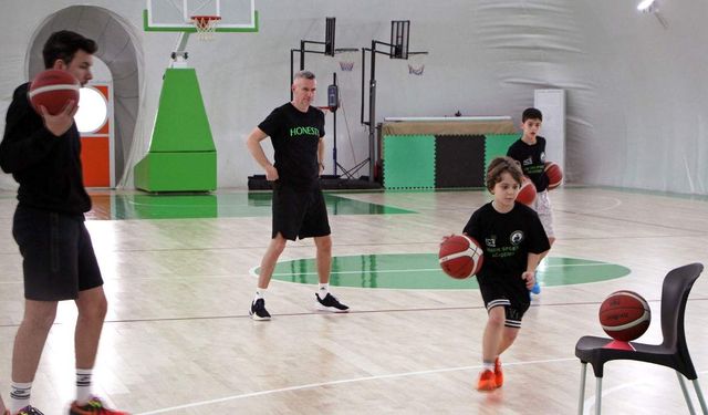 Alperen Şengün'ün antrenörü İzmir'de genç basketbolcularla bir araya geldi