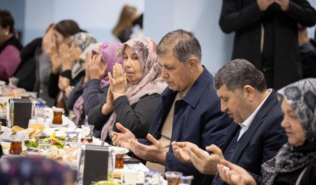 Başkan Tugay, sahurun bereketini vatandaşlarla paylaşıyor