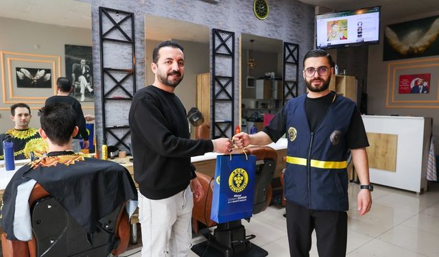 Buca Belediyesi, bayramda berberlere modern tasarımlı yeni önlükler dağıttı