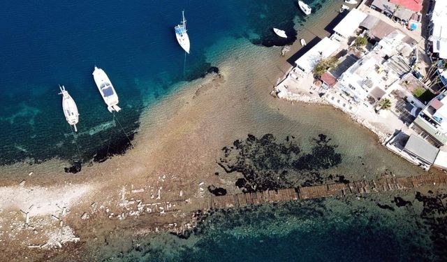 Bodrum’da deniz çekildi, Tavşan Adası’na uzanan antik surlar ortaya çıktı