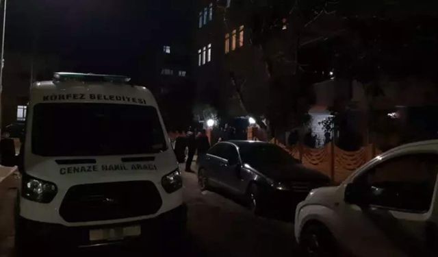 Boğazından bıçaklanmış halde evinde ölü bulundu