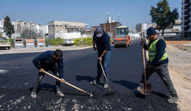 Bornova'da yol mesaisi: Ankara Asfaltı–Üniversite Caddesi arasında asfalt serimi