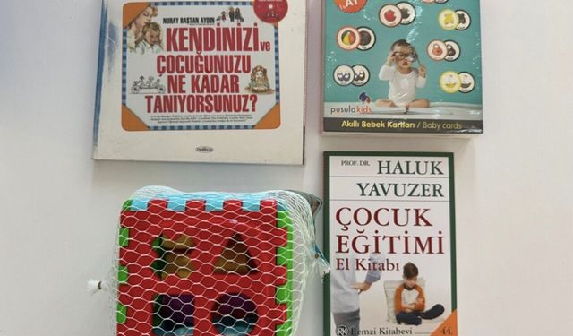 Çeşme'de ailelere "Anne-Çocuk Eğitim Paketi" dağıtılıyor