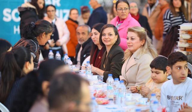 CHP Kadın Kolları Genel Başkanı Asu Kaya, Karabağlar'da iftar sofrasına katıldı