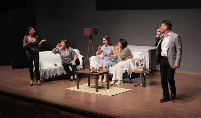 Dikili’de Dünya Tiyatro Günü 'kahkahalarla' başladı