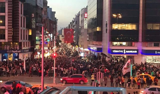 Karşıyaka'ya yaya köprüsü yapılmasına AK Partili Başkan Köse'den tepki