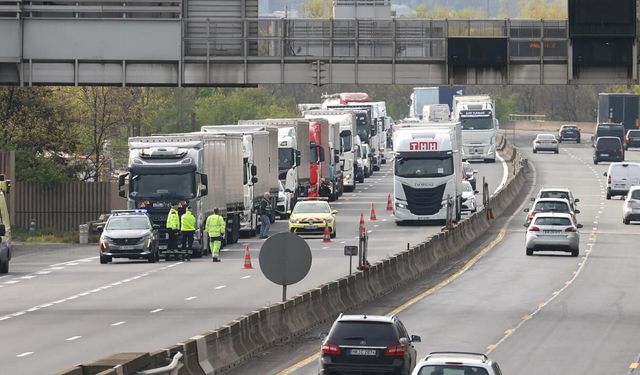 Fransa’da kamyon şoförleri fahiş akaryakıt fiyatlarını protesto etti