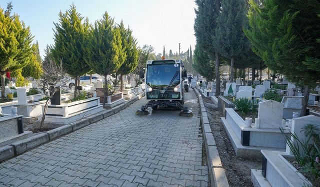 Gaziemir’de bayram öncesi mezarlıklarda temizlik seferberliği