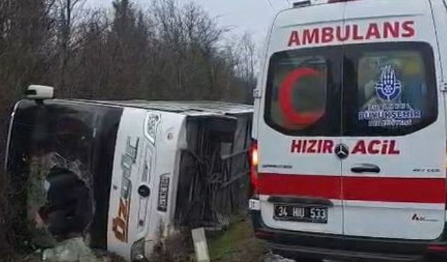 Göç İdaresi’ne ait otobüs devrildi: Yaralı polisler var!