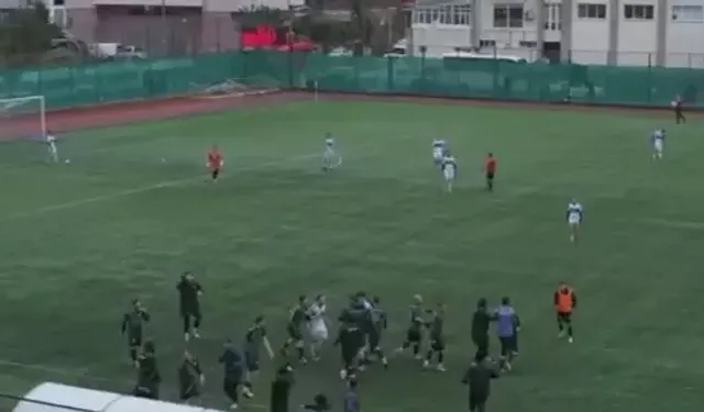 Gol sevinci kavgaya dönüştü! Saha bir anda karıştı