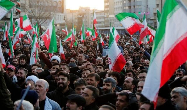 Hamaney'in ölümü sonrası binlerce kişi sokağa indi