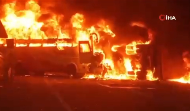 Hindistan'da otobüsle kamyon kafa kafaya çarpıştı: 13 ölü, 28 yaralı