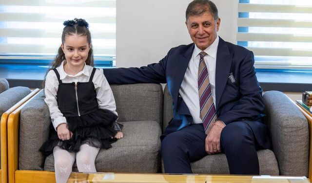 İstiklal Marşı’nın 105. yılında anlamlı buluşma: 4 yaşından beri 10 kıtayı ezbere okuyor