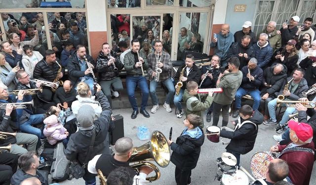 İzmir’de ‘Arife Çalgısı’ geleneği coşkusu: Sokaklar bayram öncesi müzikle şenlendi