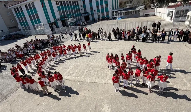 İzmir'de öğrenciler İstiklal Marşı'nı işaret diliyle okudu