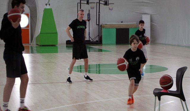 Alperen Şengün’ün antrenörü Djordje Sijan İzmir’de genç yeteneklerle buluştu