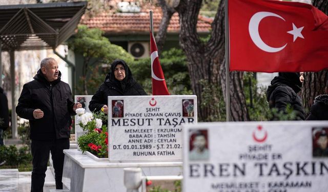 İzmir'de şehit aileleri bayramda yakınlarının kabirlerini ziyaret etti