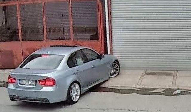 İzmir’de trafik tehlikesi: Drift yapan araç dükkana girdi