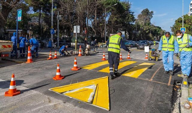 İzmir'de yükseltilmiş yaya geçitleri oluşturuluyor