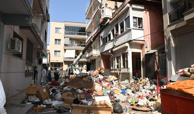 Karabağlar’da 'çöp ev'e müdahale: 12 kamyon atık çıkarıldı