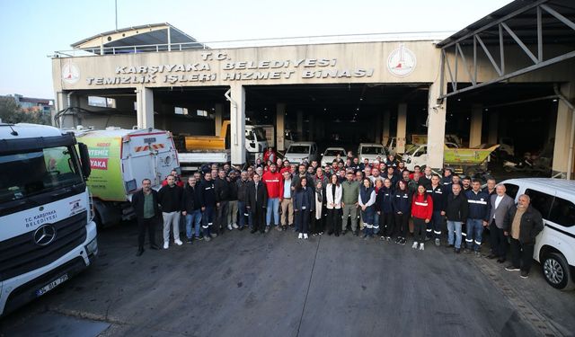 Karşıyaka Belediye Başkanı Yıldız Ünsal, tüm çalışanlarla tek tek bayramlaştı
