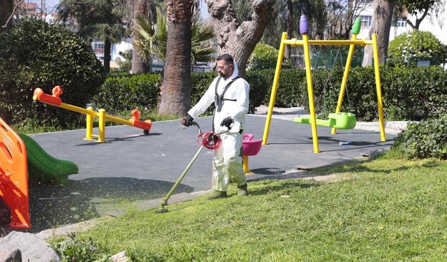 Konak Belediyesi parkları temizleyerek bayrama hazır hale getirdi