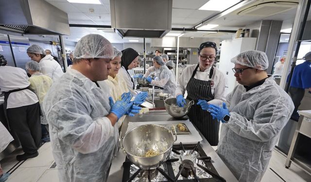 Konak’ta "Engelsiz Mutfak": Down sendromlu gençler hünerlerini sergiledi