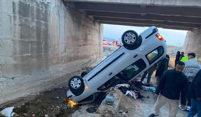 Korku dolu anlar: Otomobil köprü boşluğuna düştü, yaralılar var!