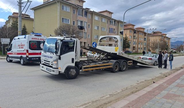 Korkutan kaza! İki otomobil birbirine girdi, yaralılar var