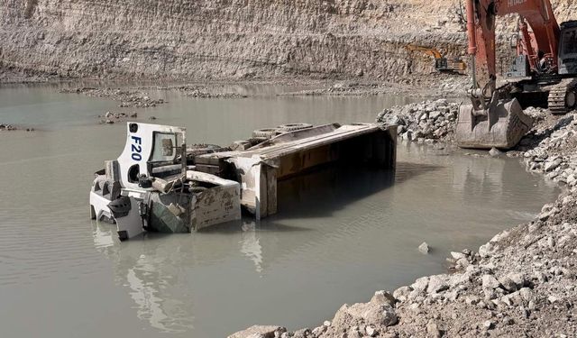 Maden sahasında hafriyat kamyonu devrildi: 1 işçi hayatını kaybetti