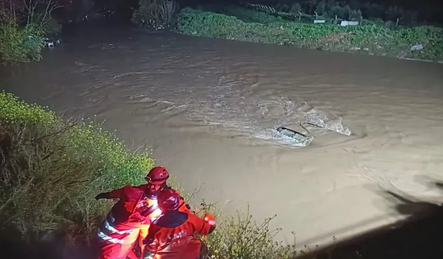 Menderes’te dereye uçan araçta mahsur kalan vatandaş kurtarıldı